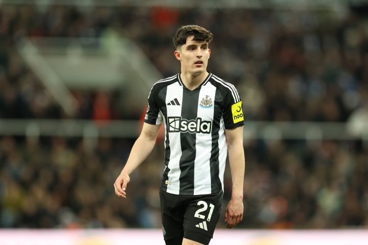 开云体育官网-英媒：纽卡想和23岁右后卫利夫拉门托续约，阿森纳、曼城均有意