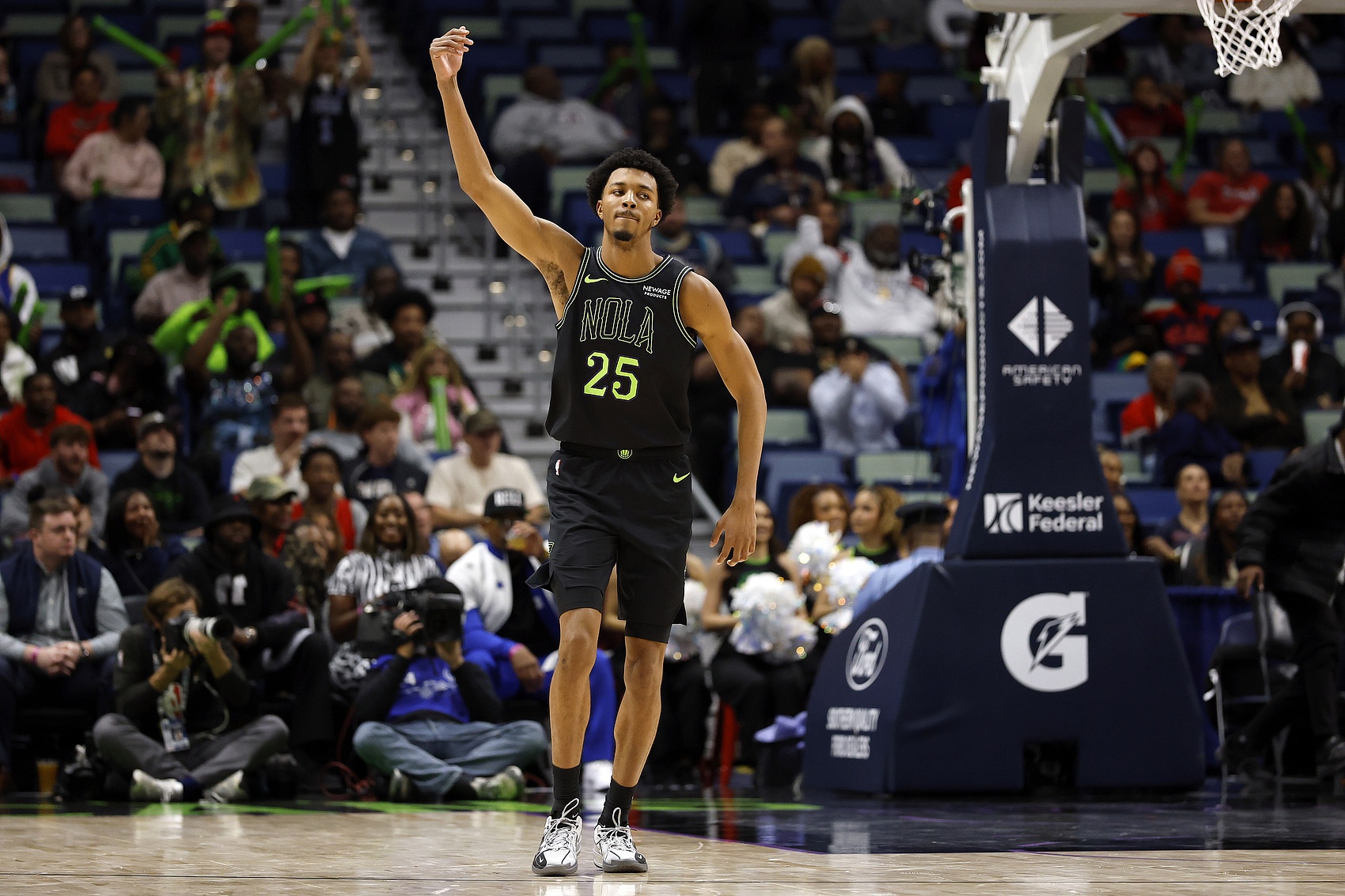 开云体育下载-仙人指路！奎因弧顶送抛传 墨菲腾空暴起双手空接扣篮