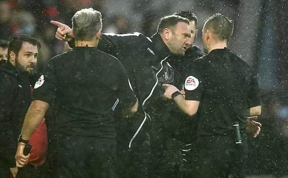 开云官网-更好保护赛场上的判官？英足总计划给裁判配摄像头